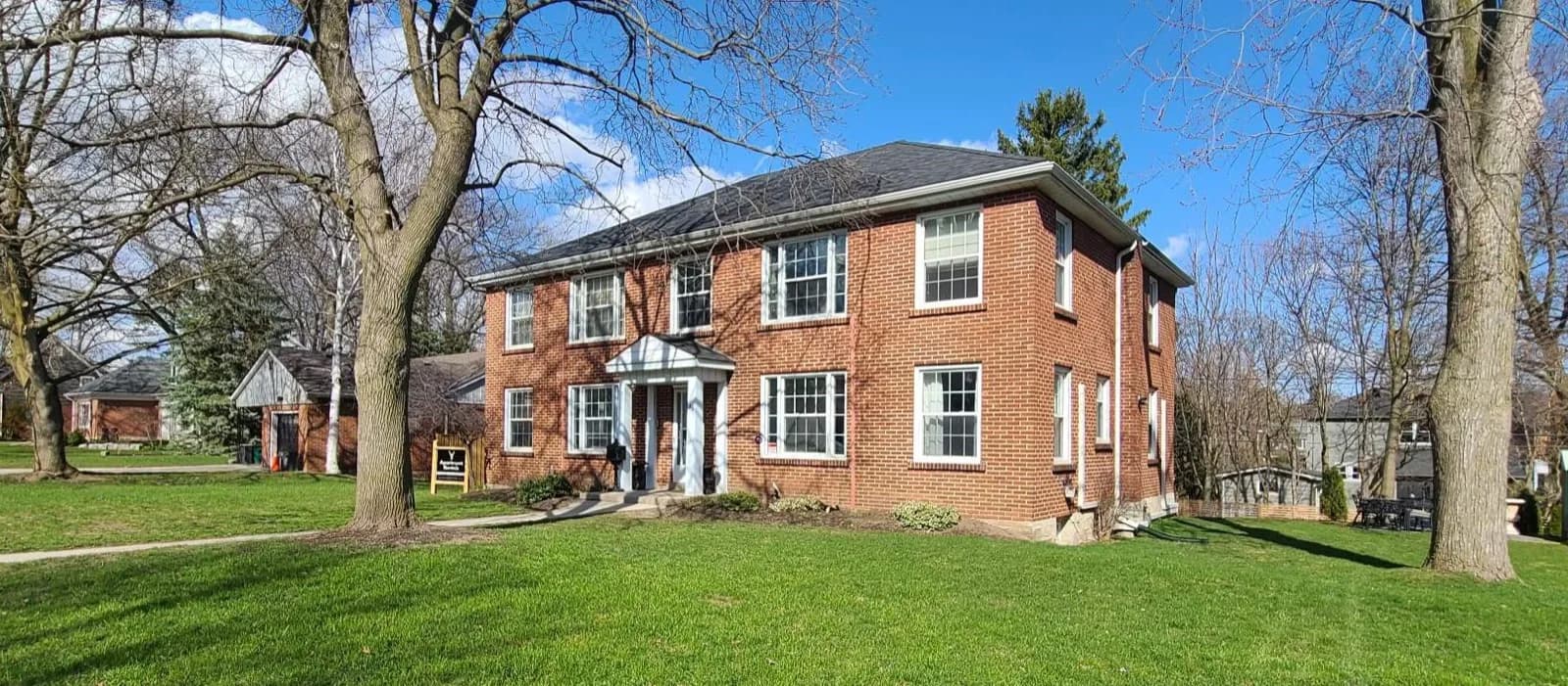 Apartment building at 39 Barrie St, Cambridge, Ontario